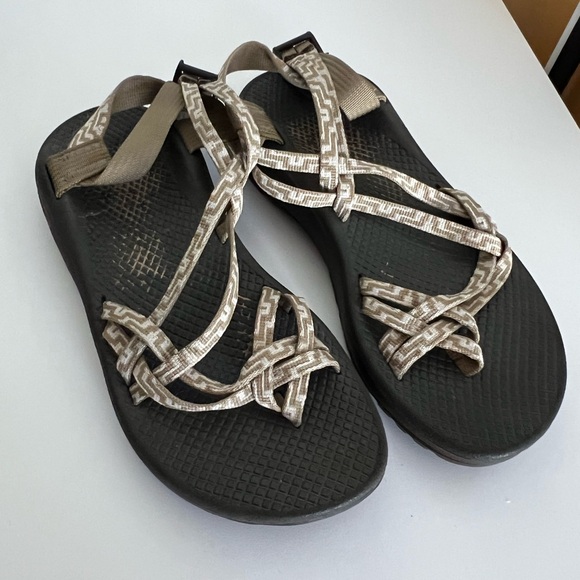 Chaco‎ Beige and Black Strappy Sandals - Picture 1 of 4